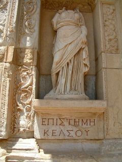 Personifikation des Wissens in der Celsus-Bibliothek in Ephesos